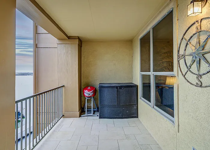 Chic 2Bd With Balcony Pool Hot Tub & Marina Views