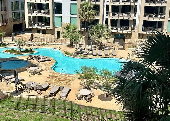 Chic 2Bd With Balcony Pool Hot Tub & Marina Views