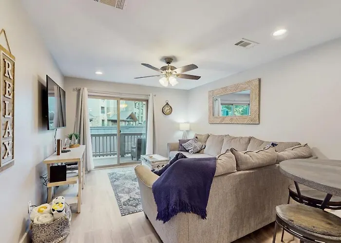 Condo Near Lake Horseshoe Bay With Private Balcony, Washer/Dryer, A/C, Wifi