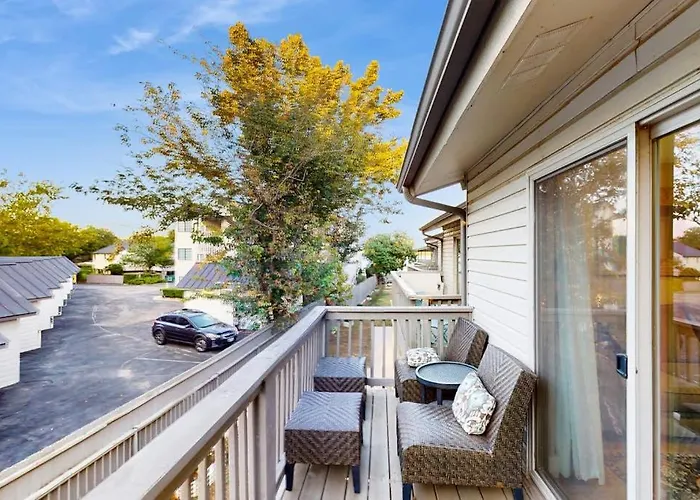 Condo Near Lake Horseshoe Bay With Private Balcony, Washer/Dryer, A/C, Wifi