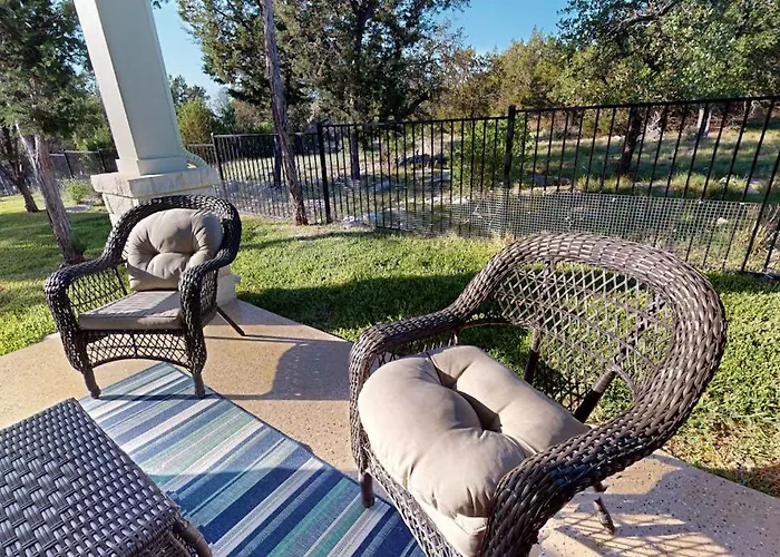 Stunning Lake House With Spacious Bedrooms - Minutes To Local Attractions